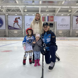 Дети Хоккейного Клуба на фото со Светланой Колмыковой